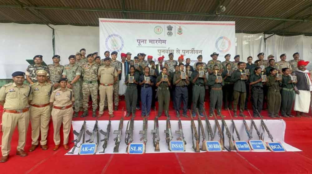 ‘लाल गलियारे’ में बड़ी दरार: 21 नक्सलियों ने 18 हथियारों संग किया आत्मसमर्पण