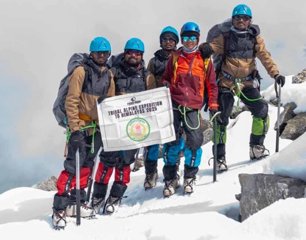हिमालय में गूँजी जशपुर की गूंज: आदिवासी युवाओं ने जगतसुख पीक पर खोला नया मार्ग