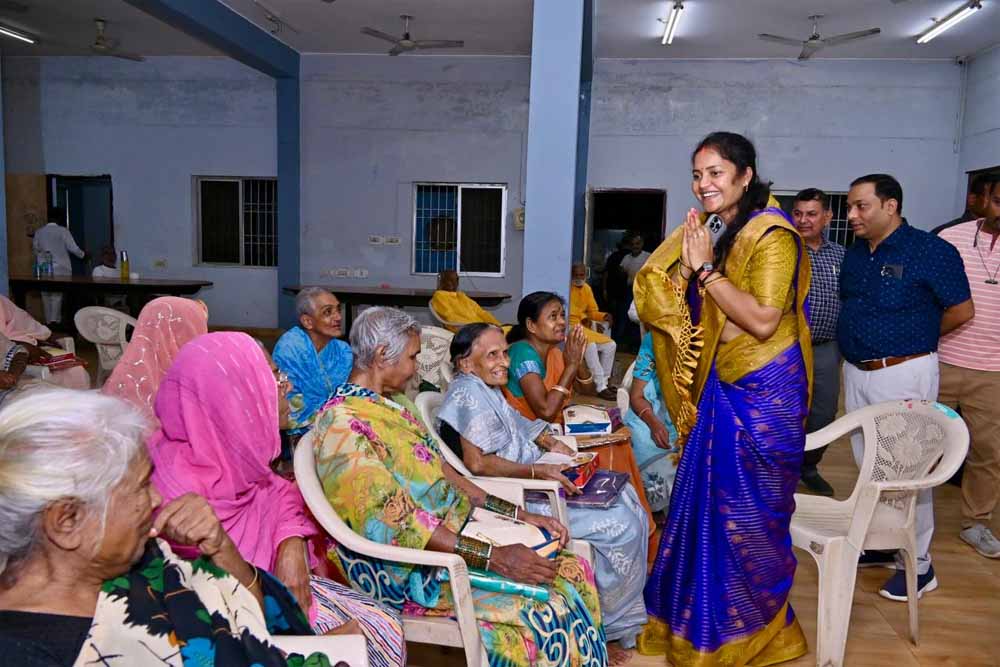 मंत्री लक्ष्मी राजवाड़े ने बुजुर्गों संग मनाई दीवाली