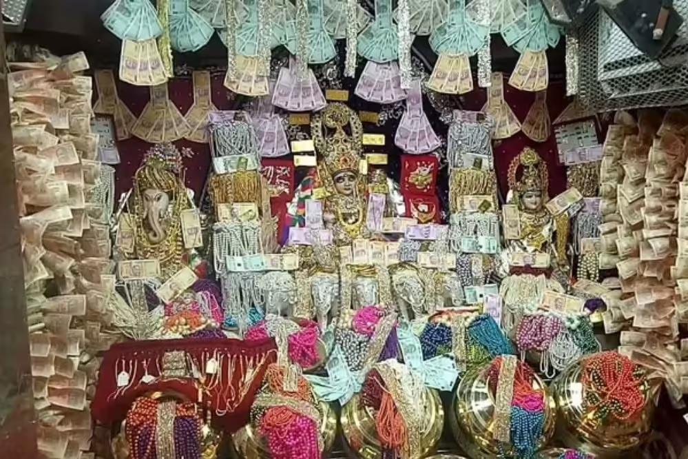 भक्तों के 1 करोड़ से सजा महालक्ष्मी मंदिर: देश का इकलौता मंदिर जहां 5 दिन नोट और आभूषणों से सजावट