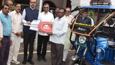 राज्यपाल डेका ने सरस्वती शिक्षा संस्थान को प्रदान किए चार ई-रिक्शे