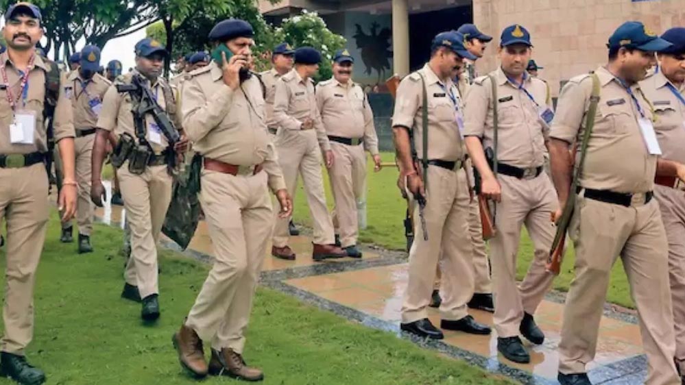 मध्य प्रदेश में 873 लोगों पर एक पुलिसकर्मी, सरकार का लक्ष्य—तीन साल में 22 हजार नई भर्तियां मध्य प्रदेश में 873 लोगों पर एक पुलिसकर्मी, सरकार का लक्ष्य—तीन साल में 22 हजार नई भर्तियां