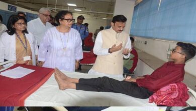 उप मुख्यमंत्री  शुक्ल ने हमीदिया अस्पताल में कार्बाइड गन से प्रभावित युवाओं एवं बच्चों का हाल जाना