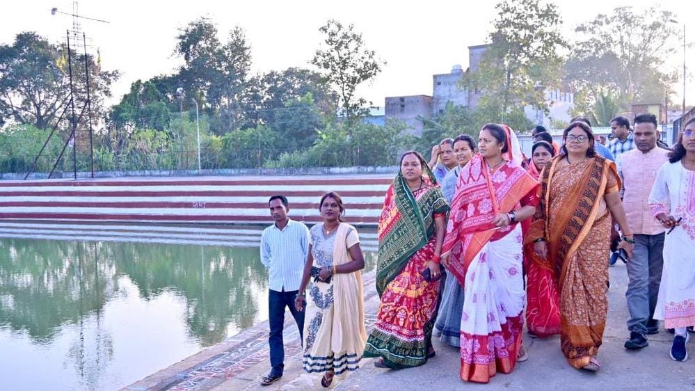 रायपुर : छठ पर्व की तैयारी का लिया जायजा – मंत्री श्रीमती लक्ष्मी राजवाड़े ने किया भटगांव छठ घाट का निरीक्षण