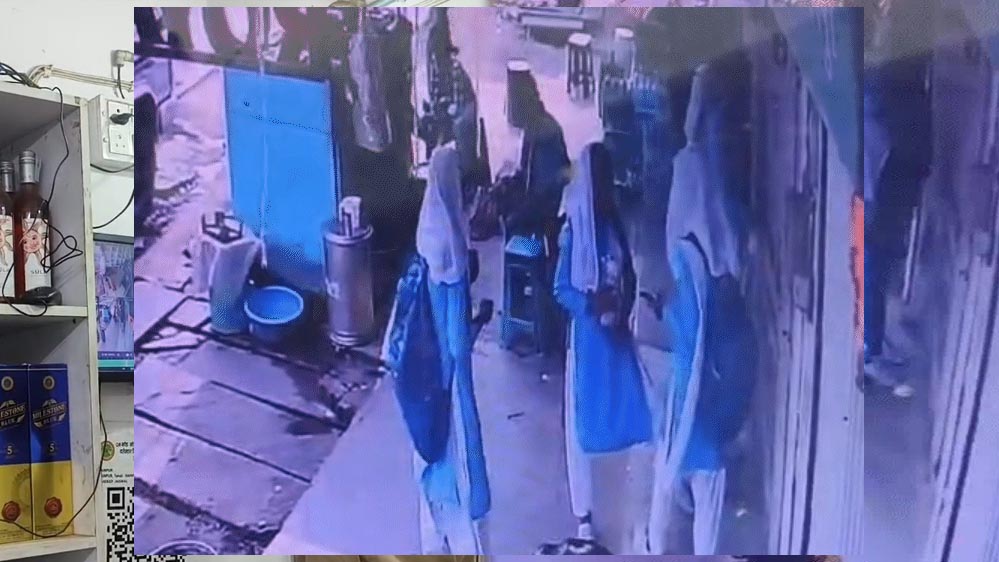 मंडला : स्कूल ड्रेस में पीठ पर बस्ता लिए दो छात्राओं ने खरीदी शराब, वायरल तस्वीर से मचा हड़कंप; SDM और आबकारी अधिकारी ने किया बयान