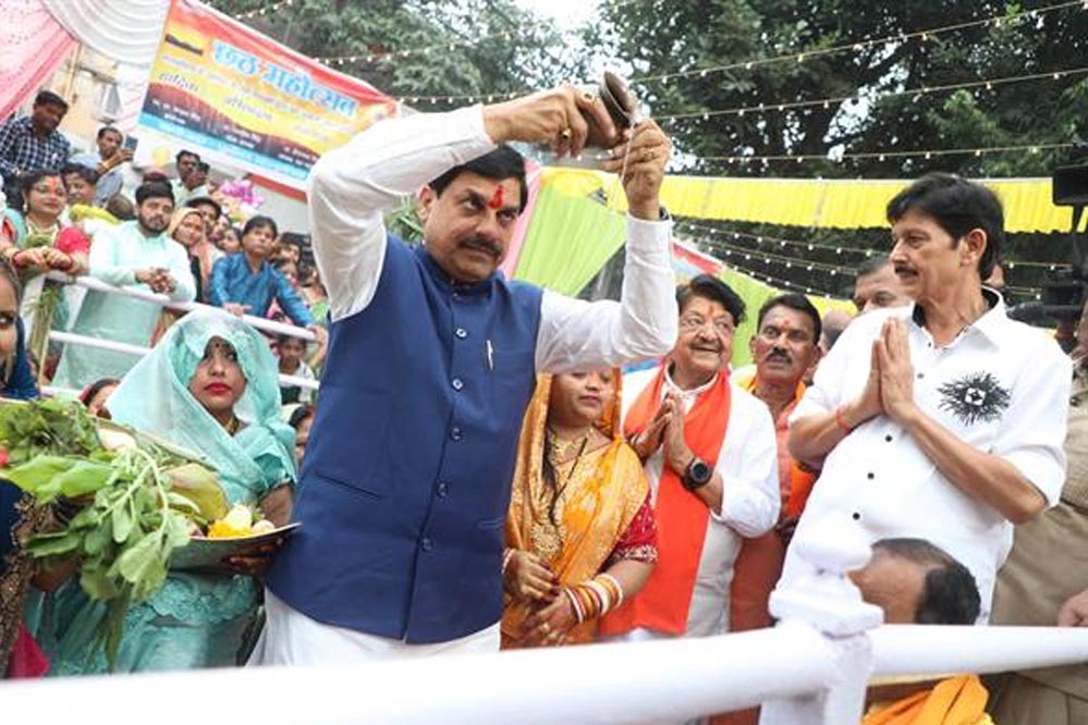 अपनों के सुख समृद्धि के लिए कष्ट सहते हुए आनंद के साथ व्रत रखने वाली माता-बहनों को मेरा नमन : मुख्यमंत्री डॉ. यादव अपनों के सुख समृद्धि के लिए कष्ट सहते हुए आनंद के साथ व्रत रखने वाली माता-बहनों को मेरा नमन : मुख्यमंत्री डॉ. यादव