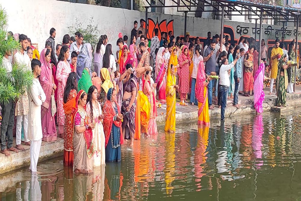 लोक आस्था के पर्व छठ पर महिलाओं ने अस्ताचलगामी सूर्य को दिया अर्घ्य, आमातालाब छठ घाट पर उमड़े श्रद्धालु लोक आस्था के पर्व छठ पर महिलाओं ने अस्ताचलगामी सूर्य को दिया अर्घ्य, आमातालाब छठ घाट पर उमड़े श्रद्धालु