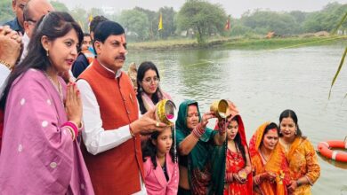 सीएम उज्जैन पहुंचे छठ के आखिरी दिन, विक्रम सरोवर घाट पर सूर्य को अर्घ्य अर्पित