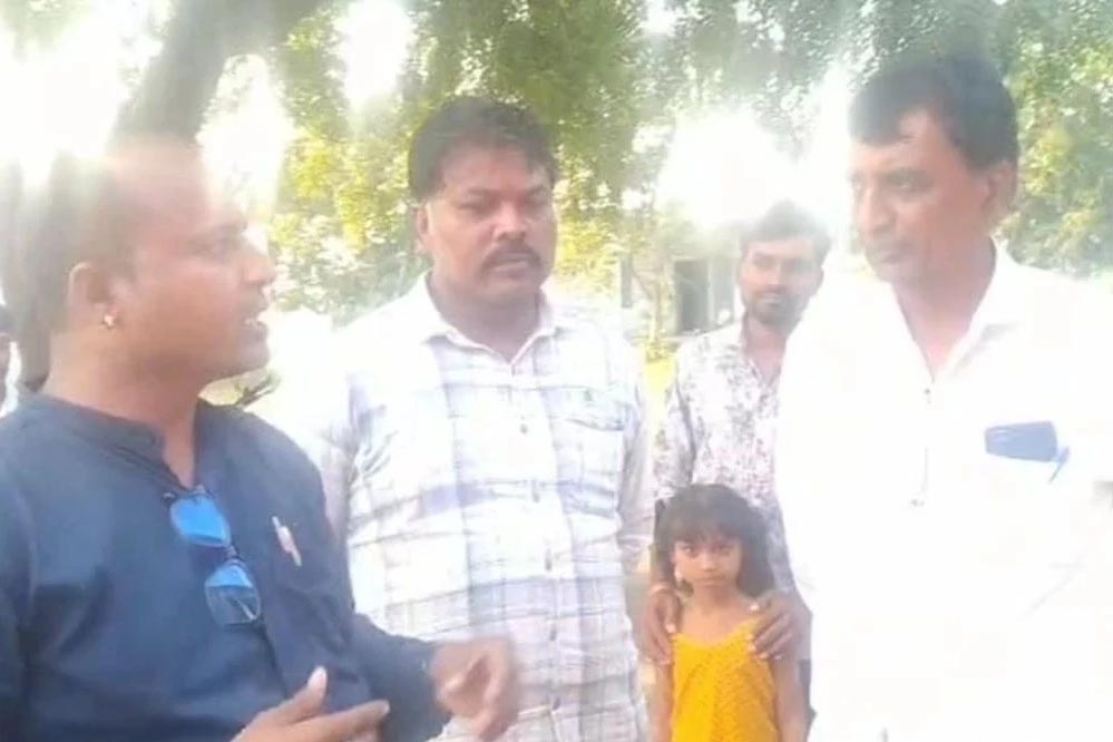 बुरहानपुर: हिंदू बच्चों को नमाज सिखाने वाले सरकारी शिक्षक निलंबित बुरहानपुर: हिंदू बच्चों को नमाज सिखाने वाले सरकारी शिक्षक निलंबित