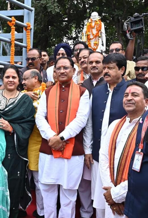 मुख्यमंत्री विष्णुदेव साय ने राष्ट्रपिता महात्मा गांधी और पूर्व प्रधानमंत्री लाल बहादुर शास्त्री की प्रतिमा पर किया माल्यार्पण…. मुख्यमंत्री विष्णुदेव साय ने राष्ट्रपिता महात्मा गांधी और पूर्व प्रधानमंत्री लाल बहादुर शास्त्री की प्रतिमा पर किया माल्यार्पण….