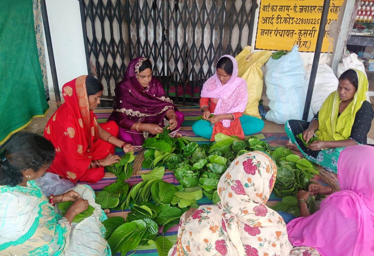 स्वच्छता, आत्मनिर्भरता और पर्यावरण सुरक्षा की अगुवाई कर रही समूह की महिलाएं….