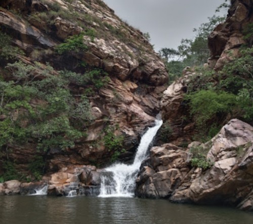 दमउदहरा: प्रकृति, आस्था और इतिहास का अद्भुत संगम…..
