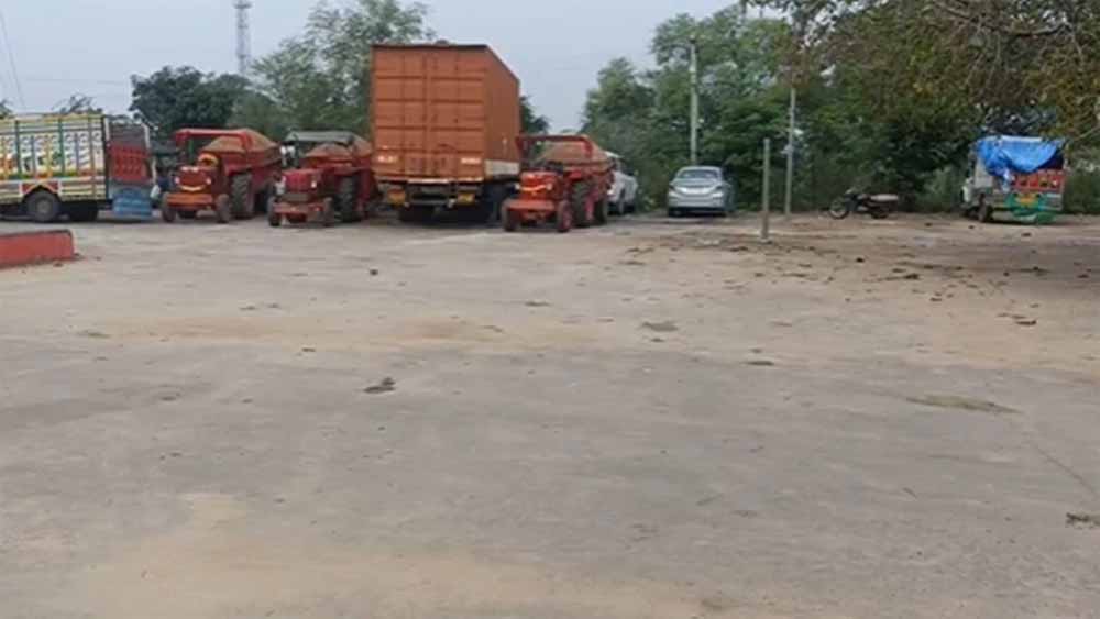 छतरपुर में पुलिस की बड़ी कार्रवाई, अवैध रेत से भरे ट्रैक्टर पकड़े गए – दबंग आए और ले गए वापस! छतरपुर में पुलिस की बड़ी कार्रवाई, अवैध रेत से भरे ट्रैक्टर पकड़े गए – दबंग आए और ले गए वापस!