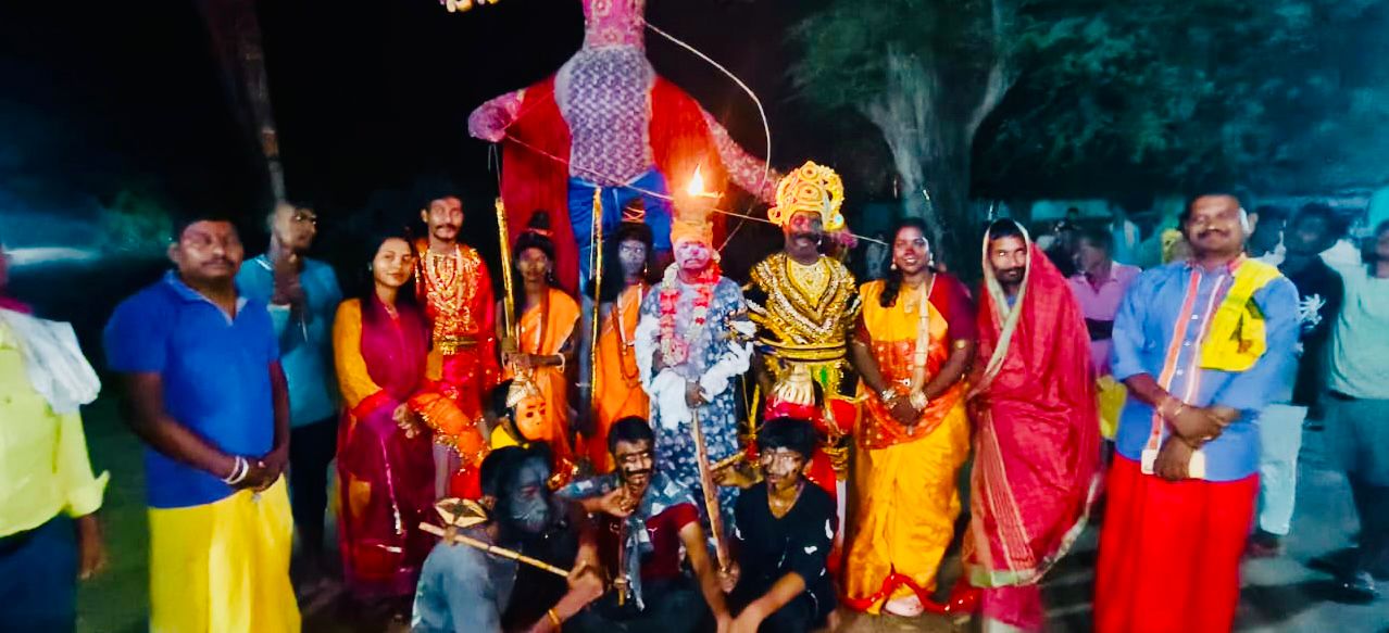 डेढ़ दशक बाद जगरगुंडा में लौटी रौनक: जहाँ कभी गूंजती थी बंदूकों की आवाज़, अब सुनाई देती है ढोल-नगाड़ों और आरती की गूँज…. डेढ़ दशक बाद जगरगुंडा में लौटी रौनक: जहाँ कभी गूंजती थी बंदूकों की आवाज़, अब सुनाई देती है ढोल-नगाड़ों और आरती की गूँज….