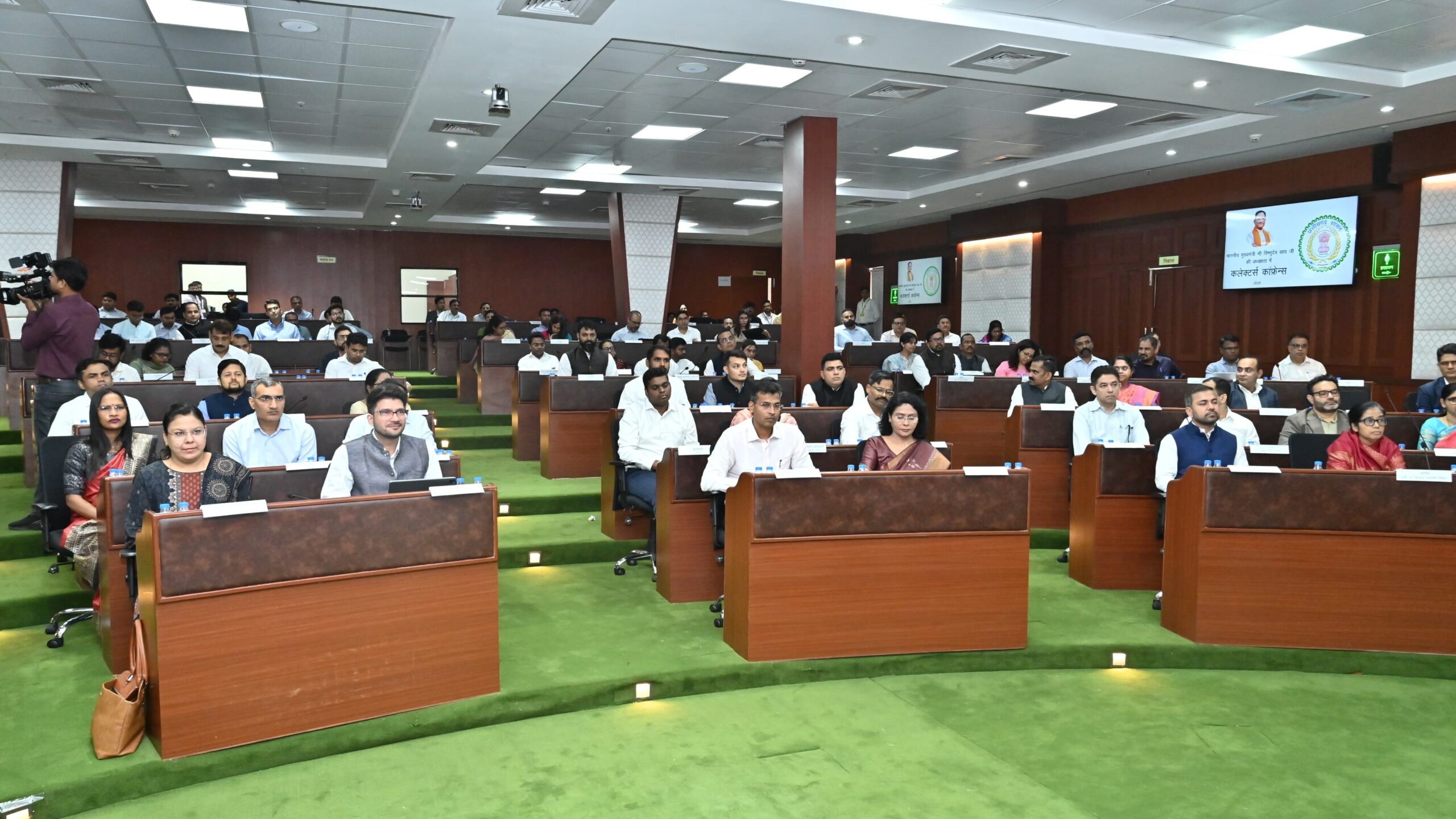 Collectors Conference 2025 : पीएम सूर्य घर योजना में उत्कृष्ट कार्य के लिए इस जिले के कलेक्टर की हुई सराहना, मुख्यमंत्री बोले – “अन्य जिले भी अपनाएं ऐसे नवाचार”…..