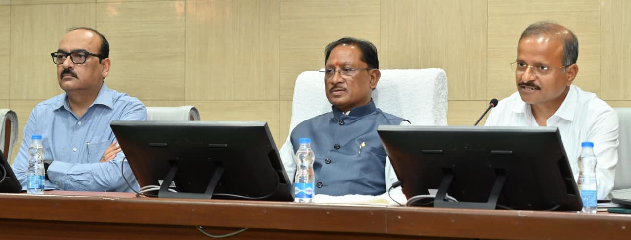 मुख्यमंत्री विष्णु देव साय की विभागीय सचिवों और विभागाध्यक्षों के साथ मैराथन बैठक….