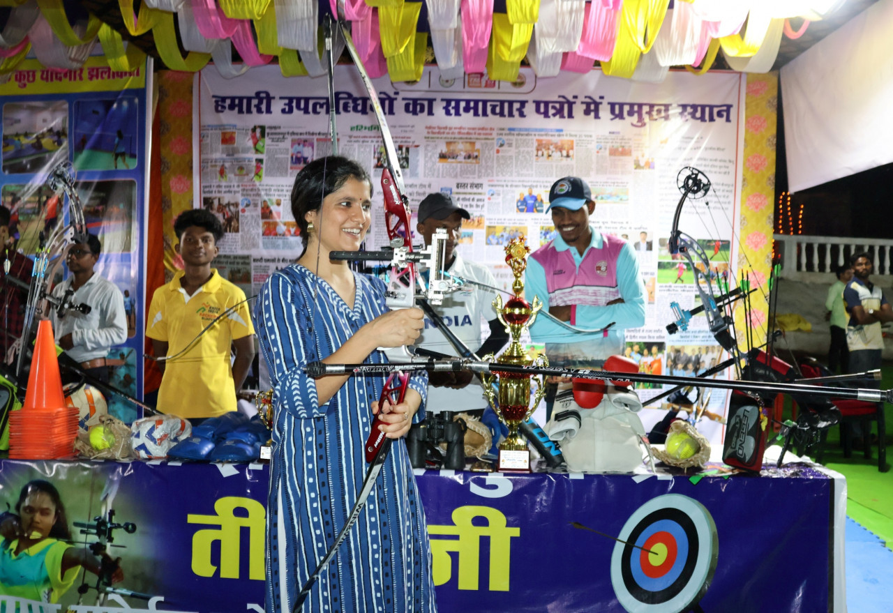 बीजापुर की संस्कृति और स्वाद ने मोह लिया मन: बस्तर राइजिंग’ टीम ढोल-नृत्य संग हुई मंत्रमुग्ध…. बीजापुर की संस्कृति और स्वाद ने मोह लिया मन: बस्तर राइजिंग’ टीम ढोल-नृत्य संग हुई मंत्रमुग्ध….