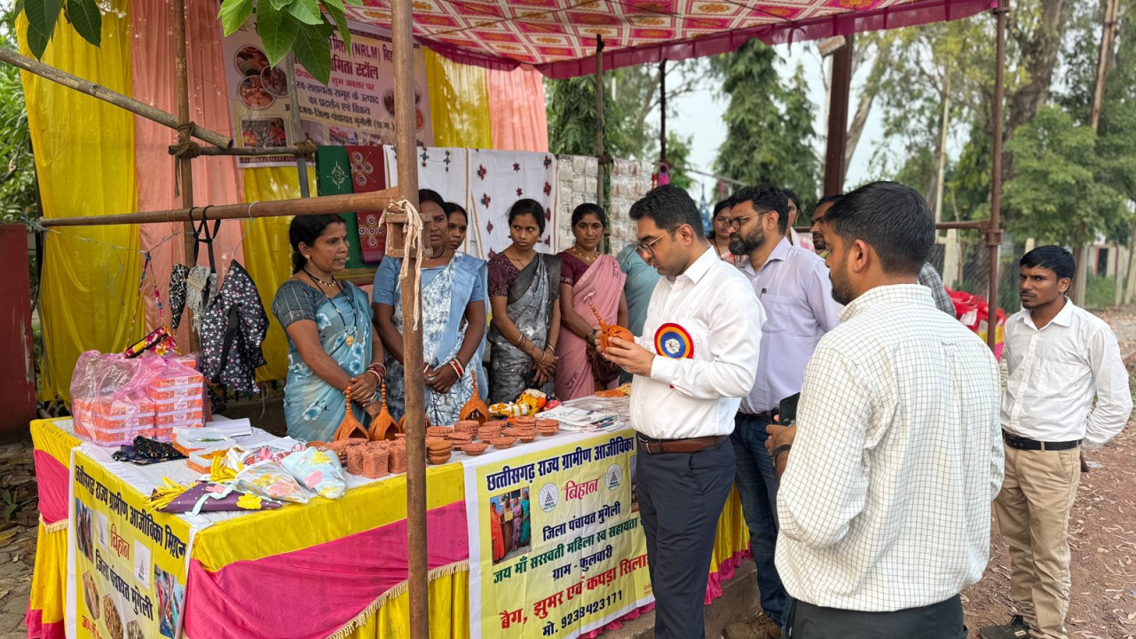 दीवाली पर ‘महिला उद्यमिता स्टॉल’ में झलकी बिहान की चमक: स्व-सहायता समूहों ने किया उत्पादों का प्रदर्शन एवं विक्रय… दीवाली पर ‘महिला उद्यमिता स्टॉल’ में झलकी बिहान की चमक: स्व-सहायता समूहों ने किया उत्पादों का प्रदर्शन एवं विक्रय…