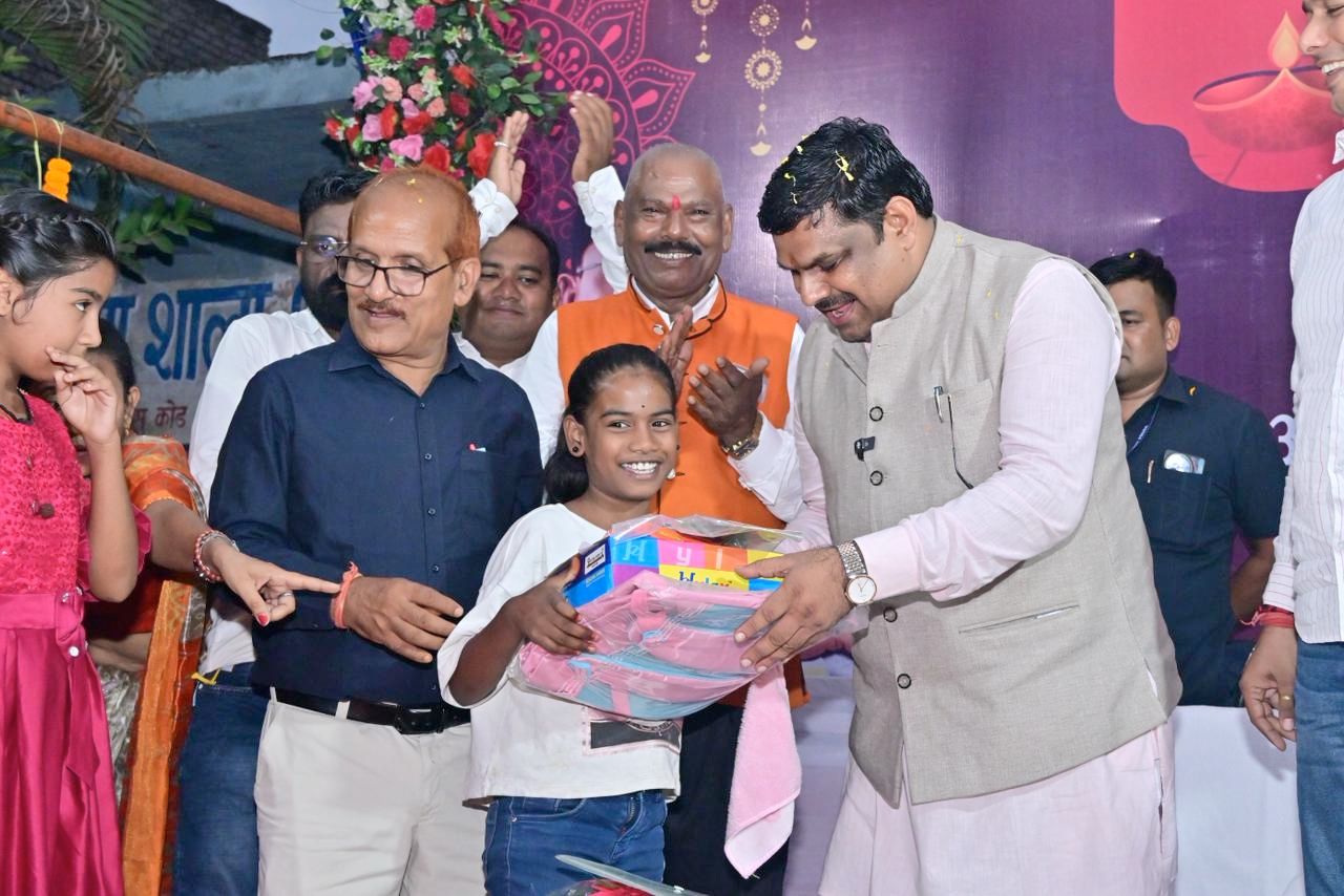 शिक्षा मंत्री गजेन्द्र यादव ने बच्चों संग “विष्णु के दिया” कार्यक्रम में मनाई दीपावली — शिक्षा, संस्कृति और आनंद का संगम….. शिक्षा मंत्री गजेन्द्र यादव ने बच्चों संग “विष्णु के दिया” कार्यक्रम में मनाई दीपावली — शिक्षा, संस्कृति और आनंद का संगम…..