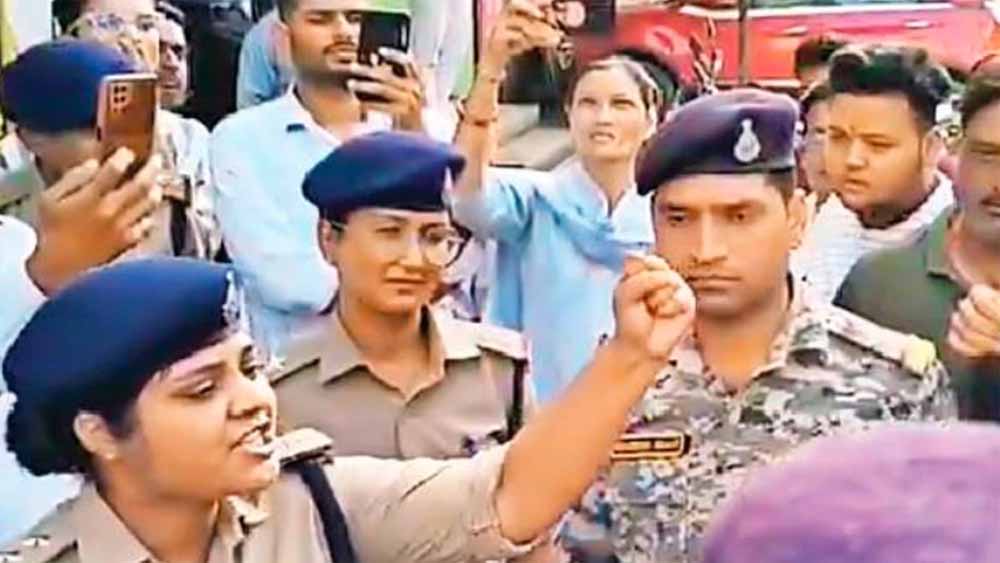 ग्वालियर की मुस्लिम महिला DSP ने दिखाई सूझबूझ, विरोध करने वालों पर लगाए ‘जय श्रीराम’ के नारे