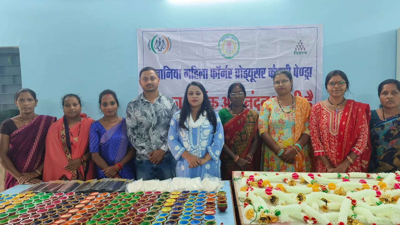 दीये और पूजा सामग्री की बिक्री से समूह की महिलाएं हो रही समृद्ध: 1.11 लाख रूपये की कर चुकी हैं दीये और पूजा सामग्री की बिक्री…. दीये और पूजा सामग्री की बिक्री से समूह की महिलाएं हो रही समृद्ध: 1.11 लाख रूपये की कर चुकी हैं दीये और पूजा सामग्री की बिक्री….