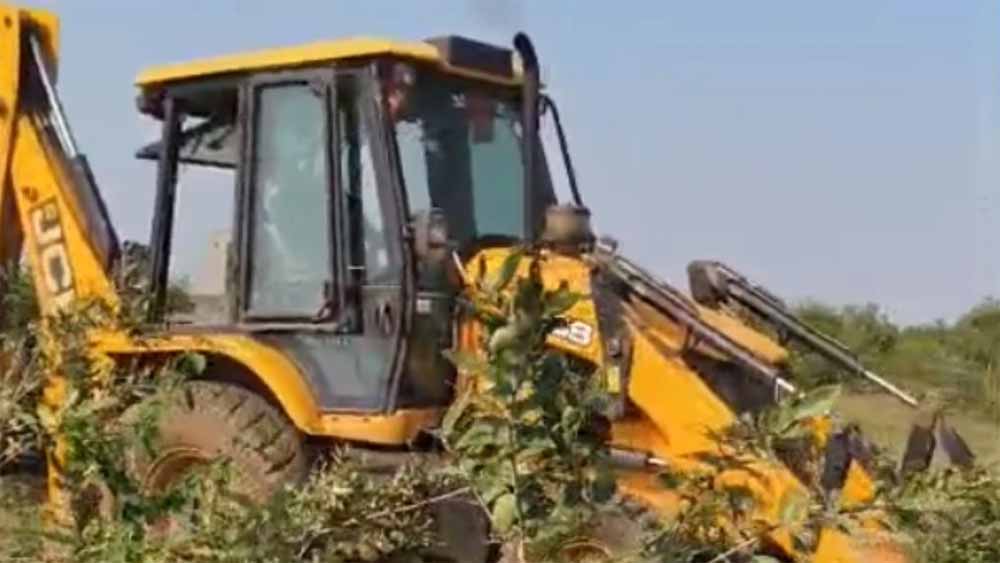 MP में बुलडोजर की गूंज: गरीबों के घर टूटे, बाबाओं की आलीशान संपत्ति पर सरकार खामोश! MP में बुलडोजर की गूंज: गरीबों के घर टूटे, बाबाओं की आलीशान संपत्ति पर सरकार खामोश!