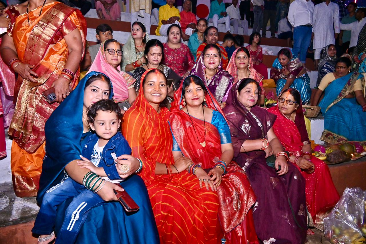 मंत्री श्रीमती लक्ष्मी राजवाड़े ने , सूर्यदेव को अर्पित किया संध्या अर्घ्य:  प्रदेश की सुख-समृद्धि के लिए की छठी मईया से कामना,,,,,