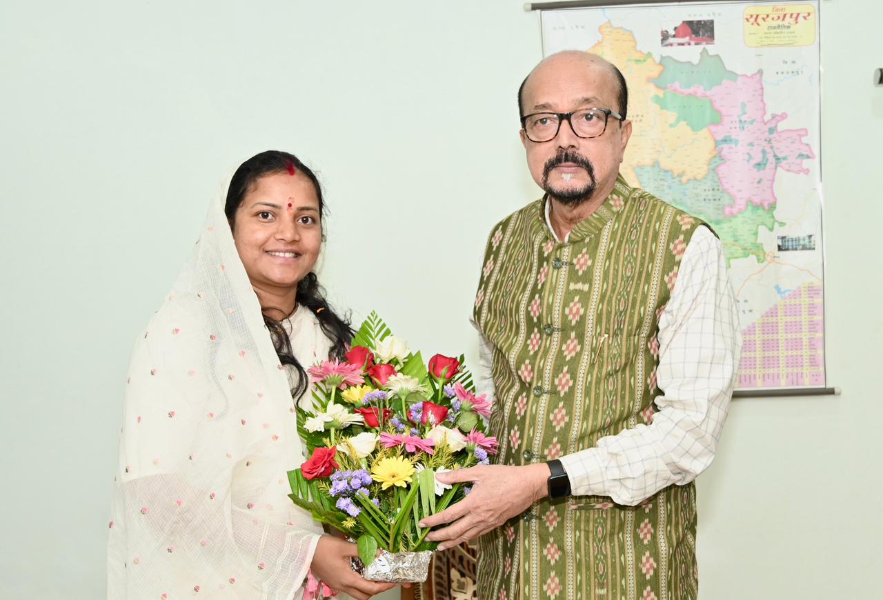 महिला एवं बाल विकास मंत्री श्रीमती लक्ष्मी राजवाड़े ने राज्यपाल रमेन डेका से की सौजन्य भेंट…..