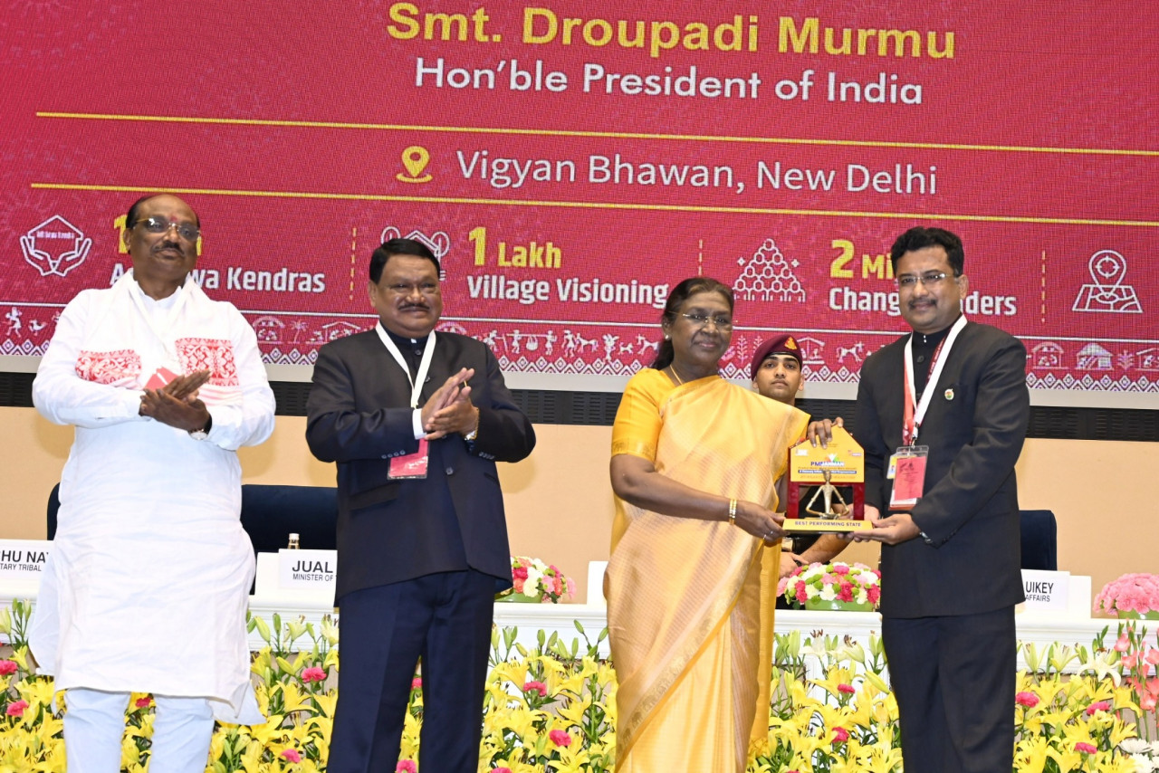 राज्यपाल डेका से विभिन्न विश्वविद्यालयों के कुलपतियों ने सौजन्य भेंट की….