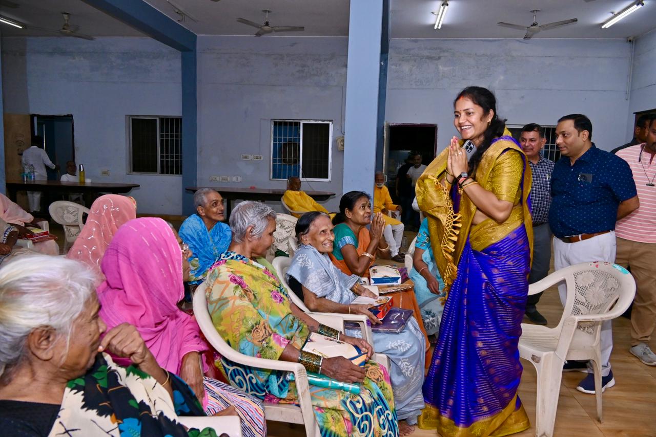 मंत्री श्रीमती लक्ष्मी राजवाड़े ने बुजुर्गों संग मनाई दीवाली: ममता और स्नेह के दीपों से झिलमिलाया वृद्धाश्रम, बुजुर्गों के चेहरों पर लौटी मुस्कान…..
