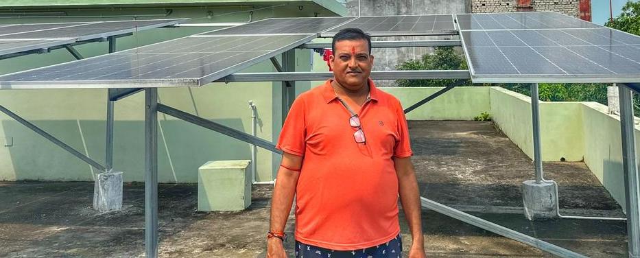 हजारों रूपए का बिजली बिल अब नहीं चुकाना पड़ता राजीव को छत पर सोलर प्लांट लगाने से जीरों हुआ बिजली का बिल….