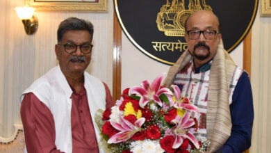 राज्यपाल रमेन डेका से छत्तीसगढ़ विधानसभा के नेता प्रतिपक्ष डॉ. महंत ने सौजन्य भेंट की….