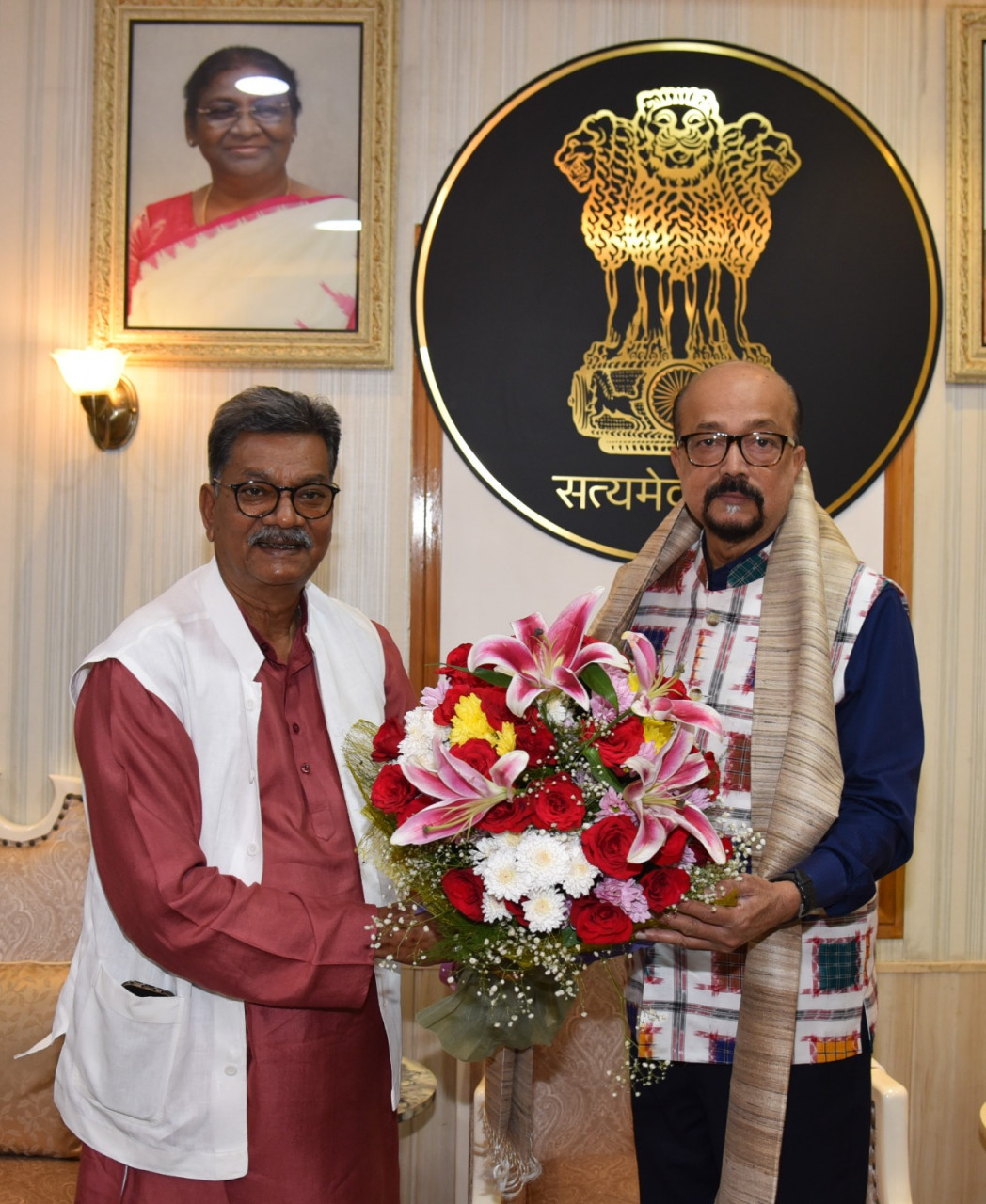 राज्यपाल रमेन डेका से छत्तीसगढ़ विधानसभा के नेता प्रतिपक्ष डॉ. महंत ने सौजन्य भेंट की…. राज्यपाल रमेन डेका से छत्तीसगढ़ विधानसभा के नेता प्रतिपक्ष डॉ. महंत ने सौजन्य भेंट की….