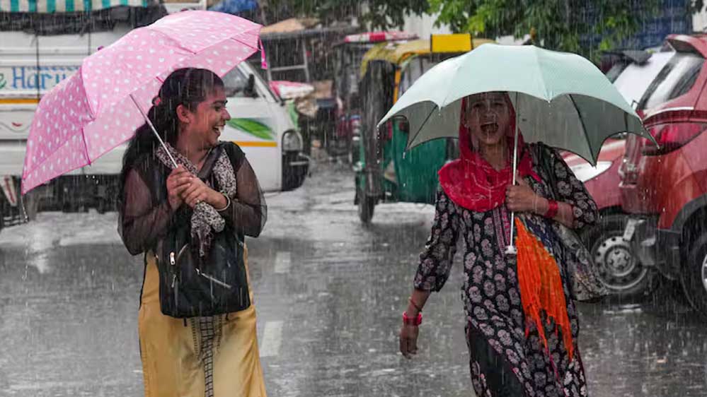 मध्यप्रदेश के 12 जिलों में भारी बारिश का अलर्ट, भोपाल और इंदौर-उज्जैन में पारा गिरा