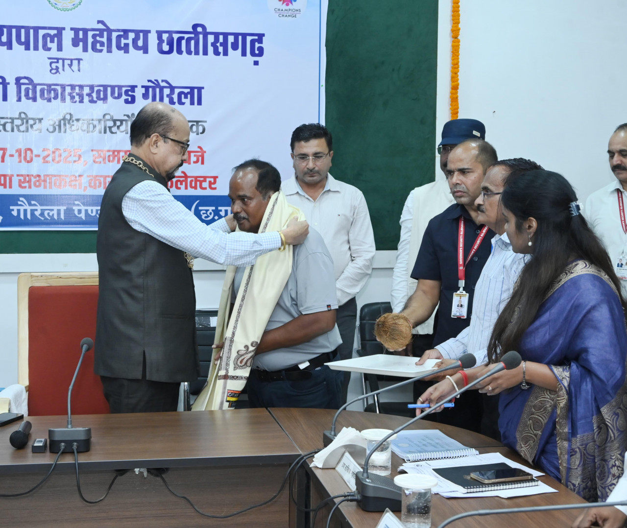 राज्यपाल रमेन डेका ने उत्कृष्ट कार्य के लिए डाइट के प्राचार्य को सम्मानित किया….