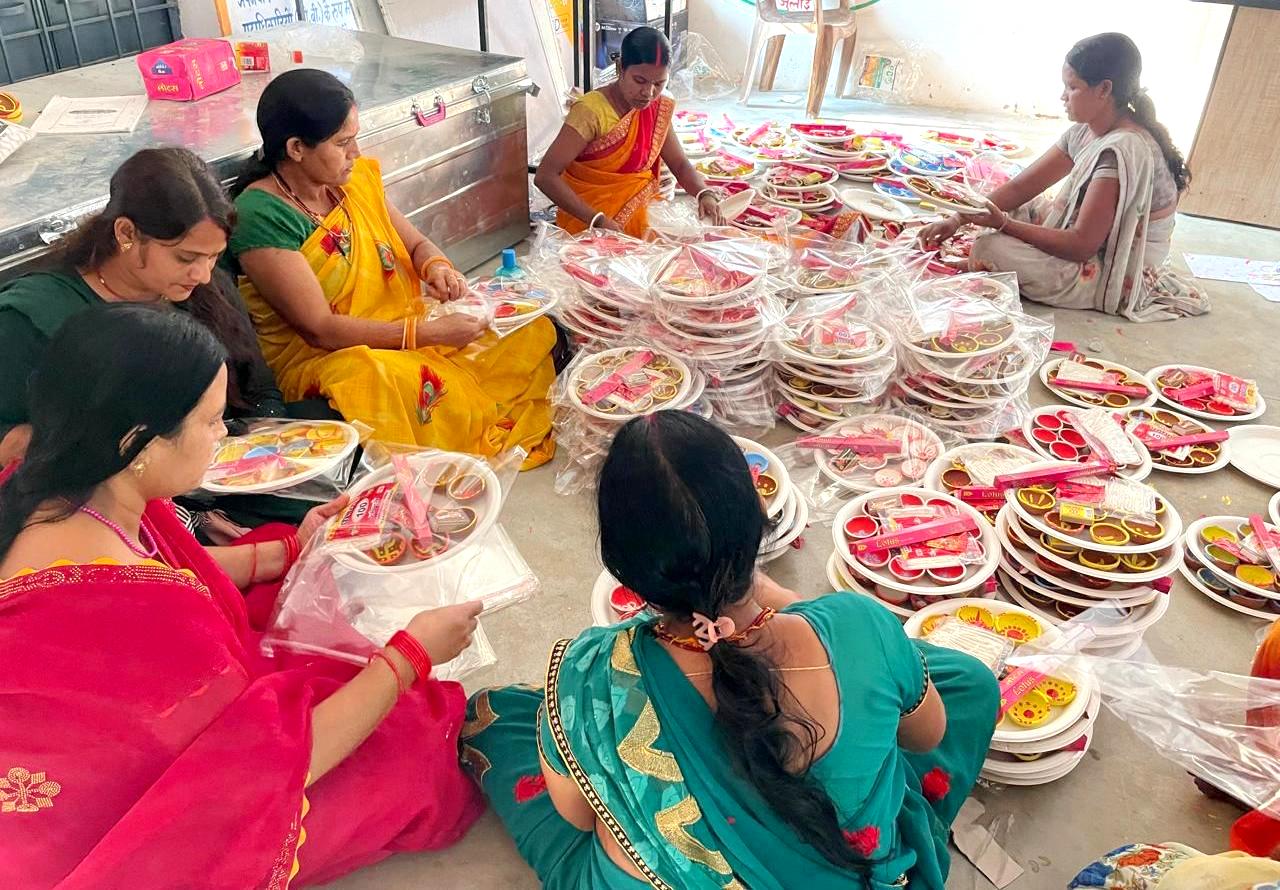 स्व-सहायता समूहों की मेहनत में रंग भर रहा है बिहान बाजार: मिट्टी के दिए सहित विभिन्न उत्पादों की बिक्री के लिए लगाया जा रहा है अलग-अलग स्टॉल…..