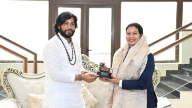 भारतीय महिला क्रिकेट टीम की फिजियोथैरेपिस्ट आकांक्षा सत्यवंशी ने की अनुसूचित जाति मंत्री एवं सतनामी समाज के गुरु खुशवंत साहेब से सौजन्य मुलाकात