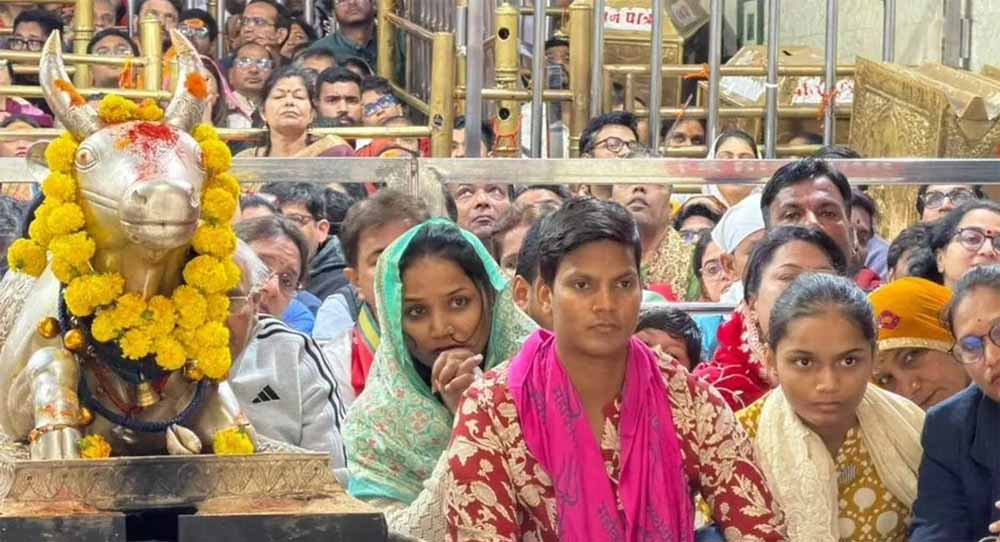 स्टार क्रिकेटर दीप्ति शर्मा ने महाकाल की भस्म आरती में लिया हिस्सा, मंदिर समिति ने  किया सम्मानित