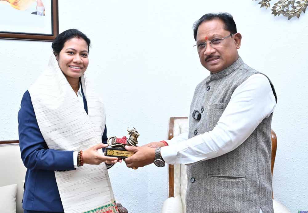 वर्ल्ड कप विजेता भारतीय महिला क्रिकेट टीम की फिजियोथेरेपिस्ट आकांक्षा सत्यवंशी ने मुख्यमंत्री से की मुलाकात
