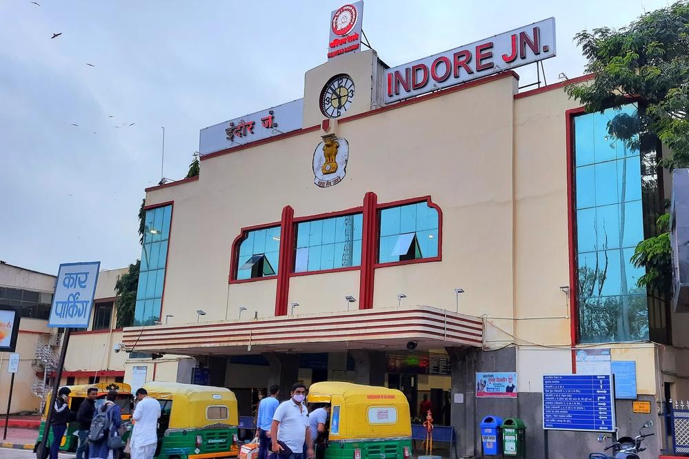 इंदौर स्टेशन पर भरोसेमंद सवारी, QR कोड से मिलेगा ऑटो-रिक्शा ड्राइवर का डेटा