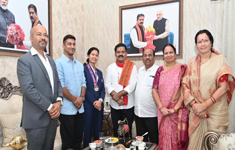 रायपुर : उपमुख्यमंत्री विजय शर्मा मिले वर्ल्ड कप विजेता भारतीय महिला क्रिकेट टीम की फिजियोथेरेपिस्ट आकांक्षा सत्यवंशी से, दी शुभकामनाएं रायपुर : उपमुख्यमंत्री विजय शर्मा मिले वर्ल्ड कप विजेता भारतीय महिला क्रिकेट टीम की फिजियोथेरेपिस्ट आकांक्षा सत्यवंशी से, दी शुभकामनाएं