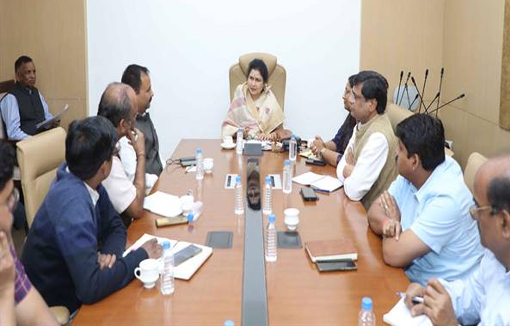 विकास कार्यों में तेजी लाएं, जनता को मिले सीधा लाभ : राज्यमंत्री श्रीमती गौर