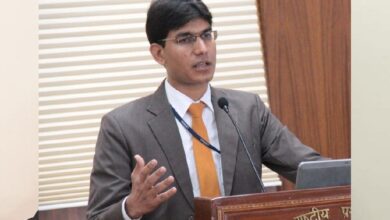 मुरैना कलेक्टर ने दिखाया सख्ती, मीटिंग में समय पर न पहुंचे 13 कर्मचारियों को सस्पेंड किया