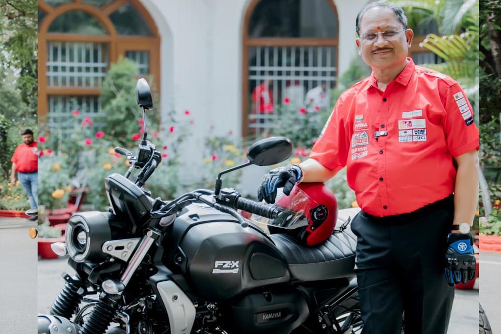 रायपुर : मुख्यमंत्री  विष्णुदेव साय ने स्वयं बाइक चलाकर युवाओं को दिया सुरक्षित ड्राइविंग का संदेश