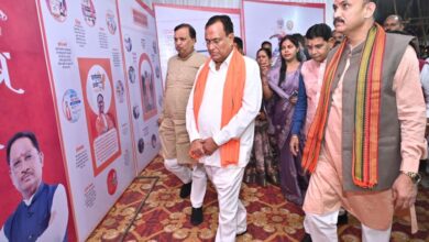 रायपुर : छायाचित्र प्रदर्शनी ने लोगों को किया आकृष्ट,कैबिनेट मंत्री सहित जनप्रतिनिधियों ने किया अवलोकन व खिंचवाई सामूहिक फोटो