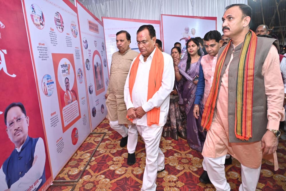 रायपुर : छायाचित्र प्रदर्शनी ने लोगों को किया आकृष्ट,कैबिनेट मंत्री सहित जनप्रतिनिधियों ने किया अवलोकन व खिंचवाई सामूहिक फोटो