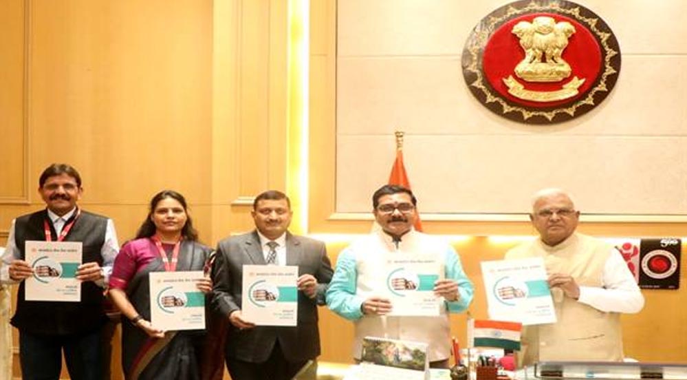 राज्यपाल  पटेल को म.प्र. लोक सेवा आयोग का 68वां वार्षिक प्रतिवेदन किया भेंट