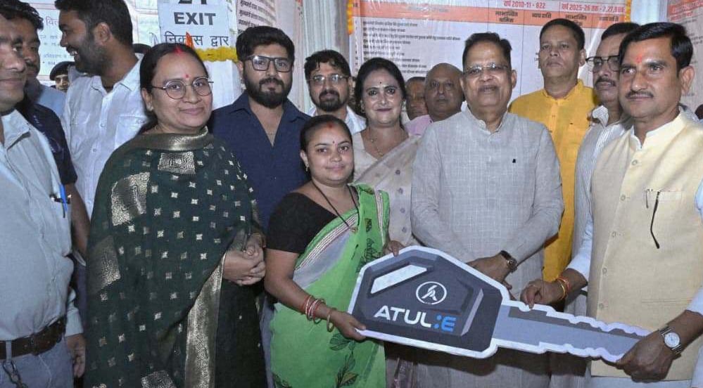 रायपुर : केंद्रीय राज्यमंत्री  तोखन साहू ने बांटी खुशियों की चाबी