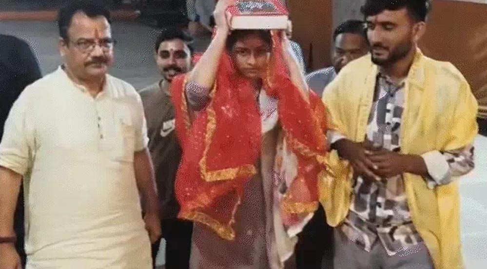 खंडवा में रुखसार ने हिंदू युवक से रचाई शादी, बोली- बचपन से सनातन धर्म में था सम्मान खंडवा में रुखसार ने हिंदू युवक से रचाई शादी, बोली- बचपन से सनातन धर्म में था सम्मान