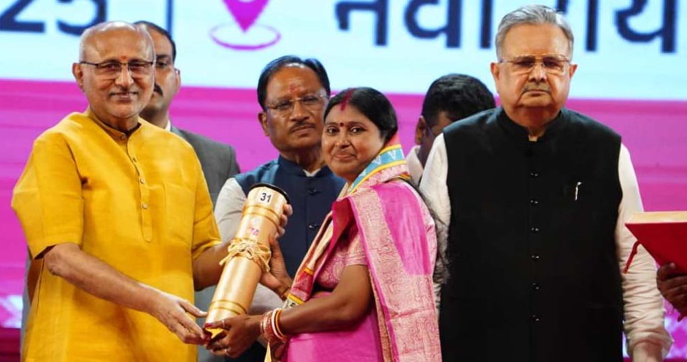 रायपुर : छत्तीसगढ रजत महोत्सव-2025 : उप राष्ट्रपति सीपी राधाकृष्णन ने छत्तीसगढ़ के 34 अलंकरण से 37 विभूतियों एवं 4 संस्थाओं को किया सम्मानित रायपुर : छत्तीसगढ रजत महोत्सव-2025 : उप राष्ट्रपति सीपी राधाकृष्णन ने छत्तीसगढ़ के 34 अलंकरण से 37 विभूतियों एवं 4 संस्थाओं को किया सम्मानित